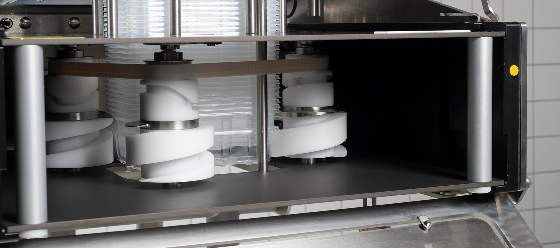Dispensing screws and side bars in plastic in a food manufacturing equipment