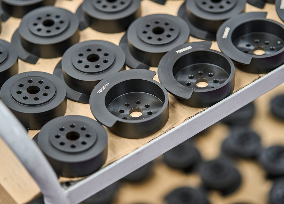 Et rullebord med sorte maskindele med indgraverede tal.