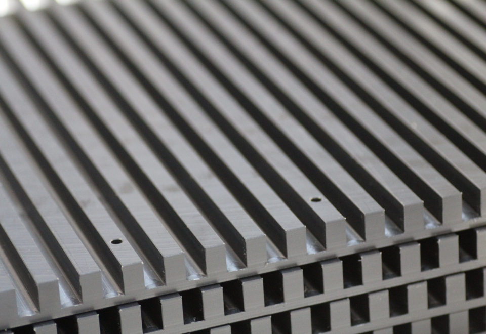 Sorte profiler i plast.