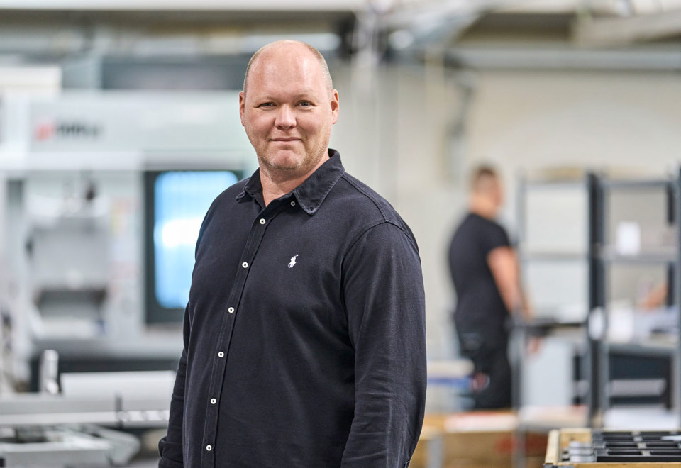 Direktør hos Induflex Rico Larsen i CNC-værksted.