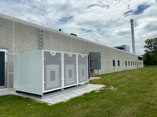 En varmepumpe er installeret ved bygning hos Induflex