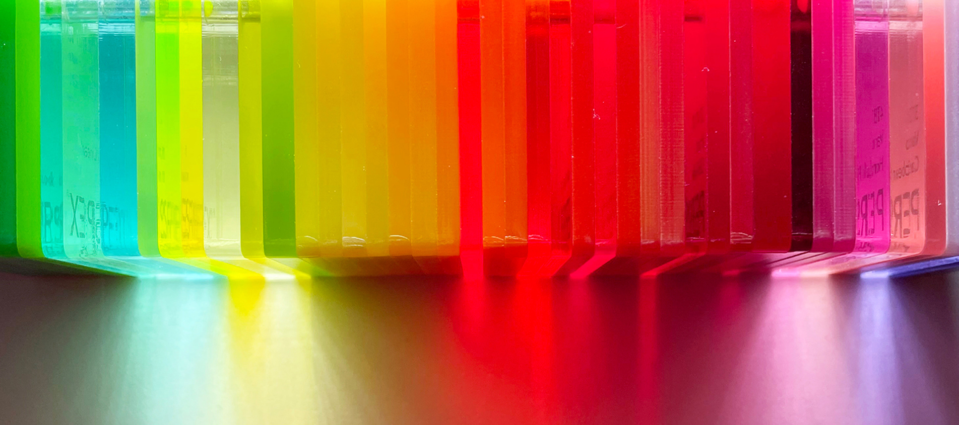 En række af akrylprøver i farver i grøn, gul, rød og lilla