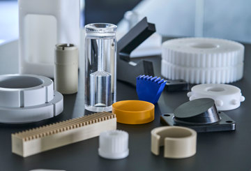 Maskindele i teknisk plast som PEEK, POM og nylon.