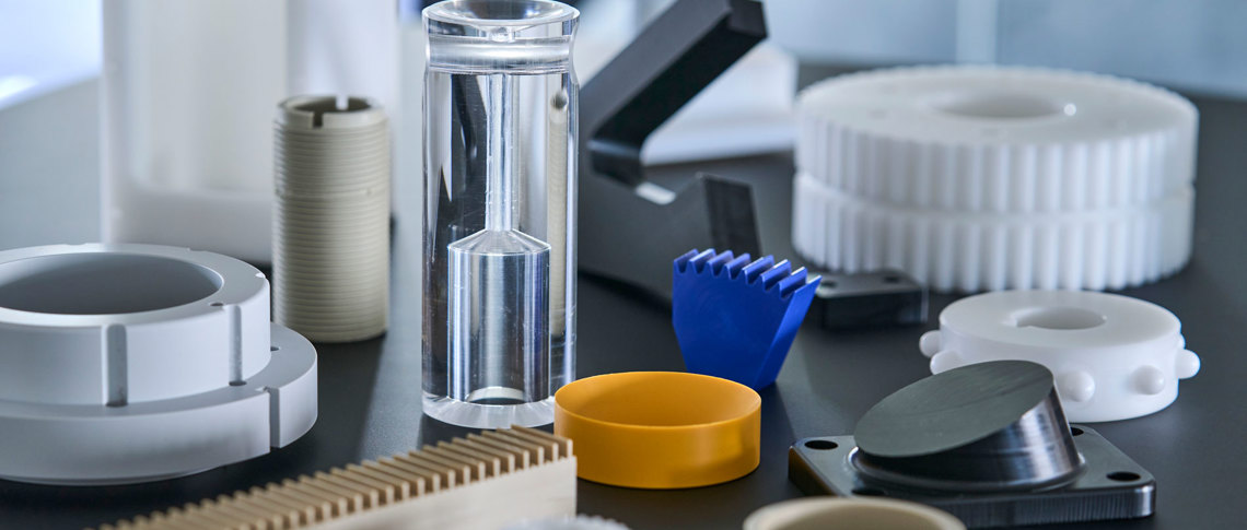 Maskindele i teknisk plast som PEEK, POM og nylon.