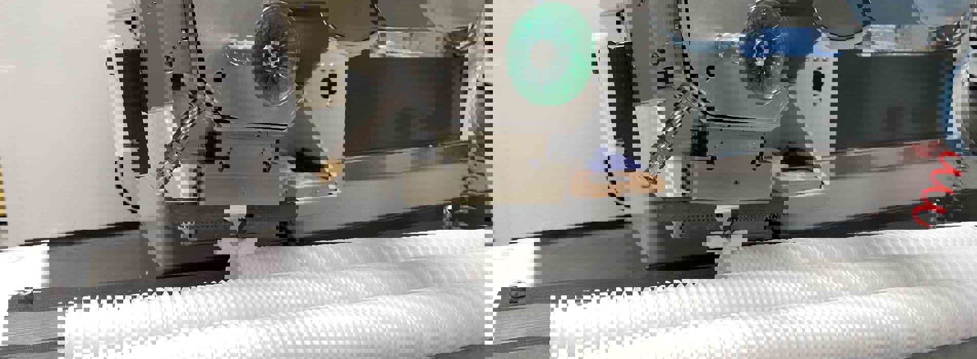 Robot plukker et hvidt, rundt plastemne fra et bord