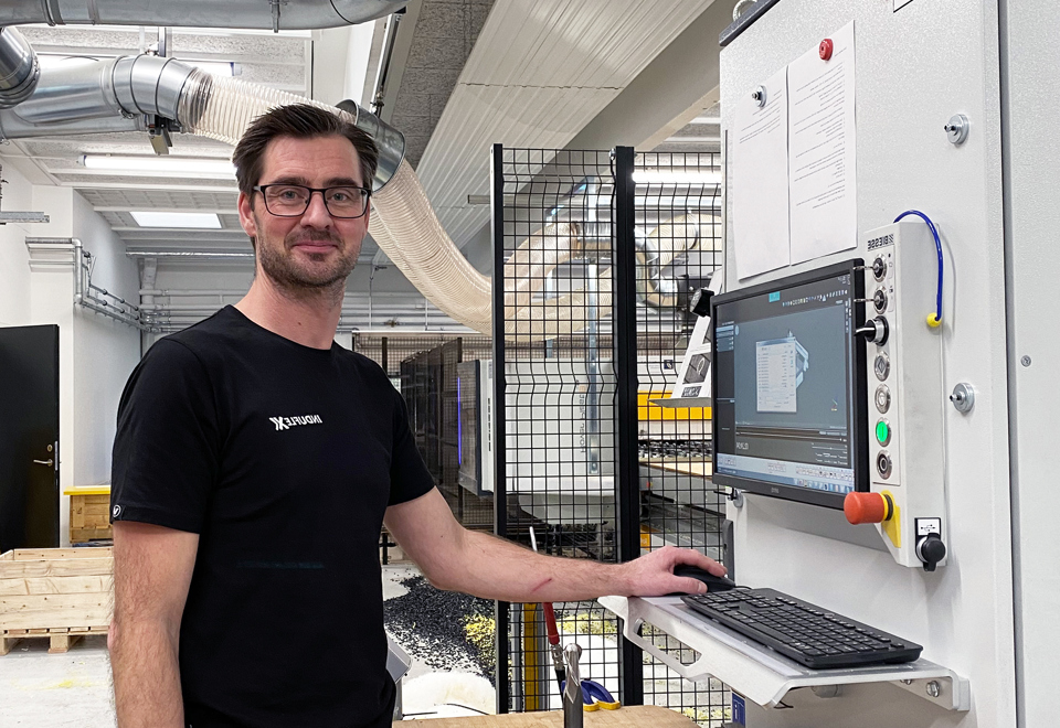 Henrik arbejder som industritekniker, hvor han producerer forskellige emner på vores 5-aksede fræser.