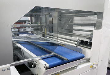 En speciallavet maskinafskærmning i gennemsigtig plast på en maskine.