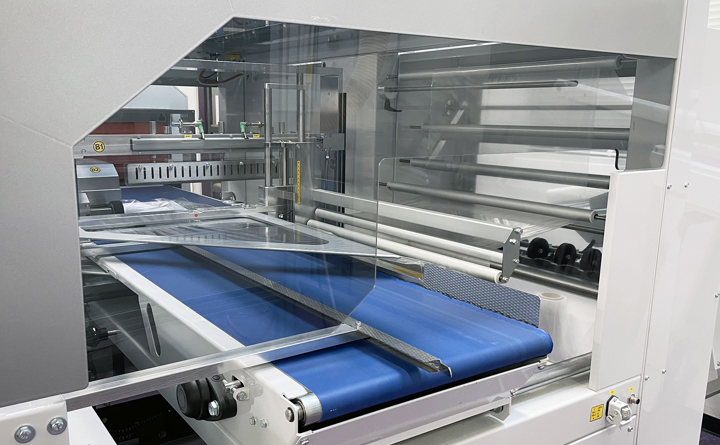 En speciallavet maskinafskærmning i gennemsigtig plast på en maskine.