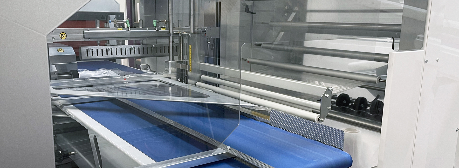 En speciallavet maskinafskærmning i gennemsigtig plast på en maskine.