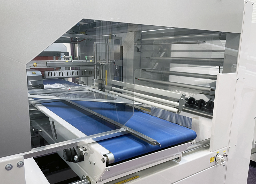 En speciallavet maskinafskærmning i gennemsigtig plast på en maskine.