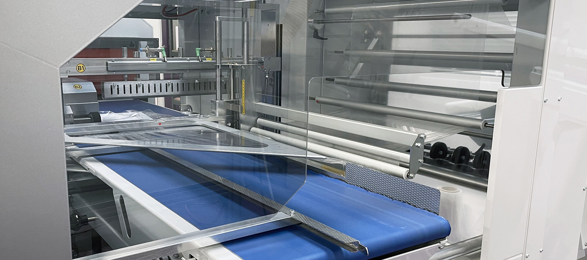 En speciallavet maskinafskærmning i gennemsigtig plast på en maskine.