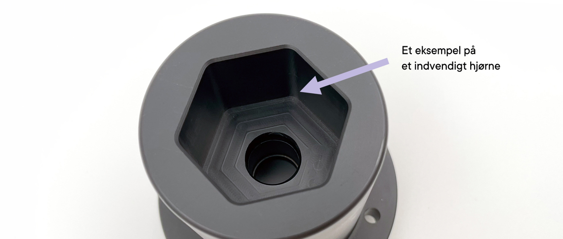 Er sort plastemne, der er drejet med en markering af et indvendigt hjørne.