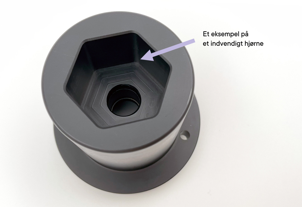Er sort plastemne, der er drejet med en markering af et indvendigt hjørne.