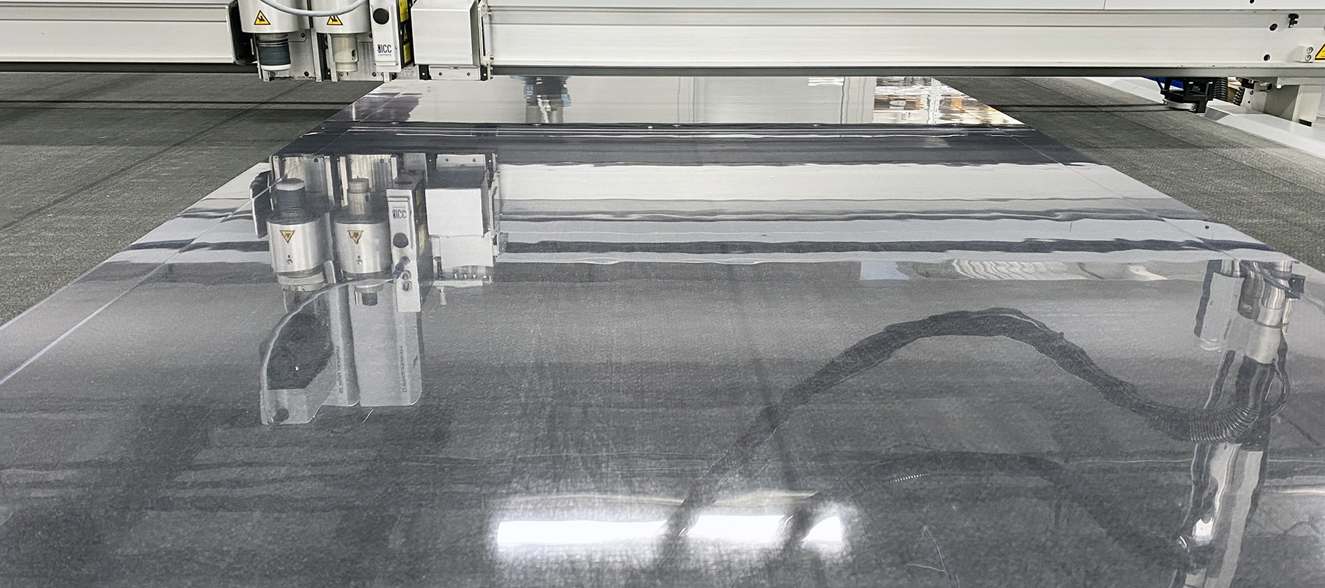 En rulle af blød PVC bliver skåret på skæreplotteren