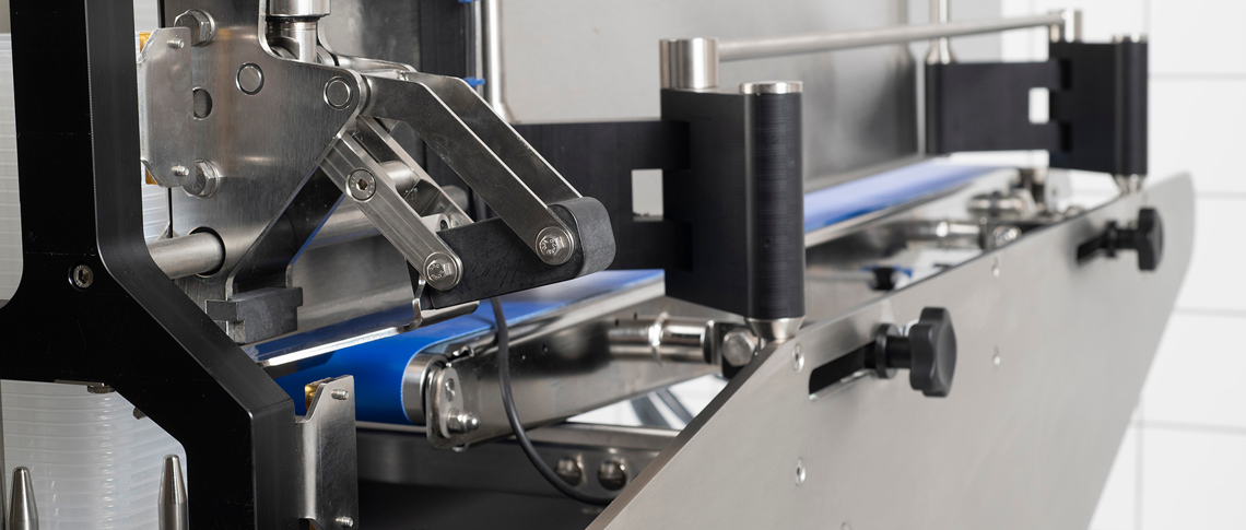 Parallel arms and end piece in plastic in food machinery