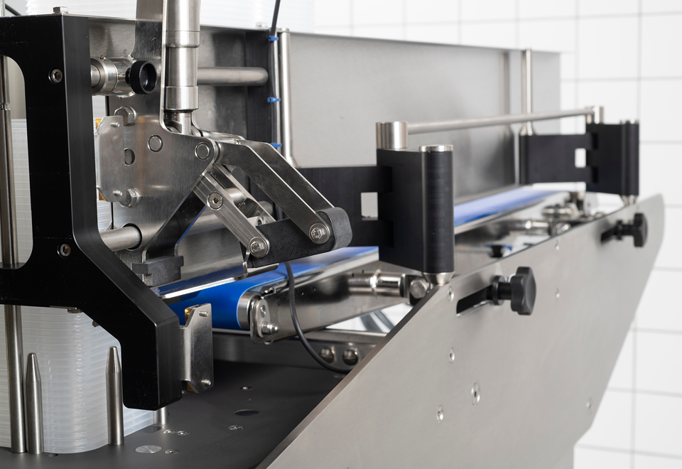 Parallelarme og endestykke af plast i fødevaremaskine