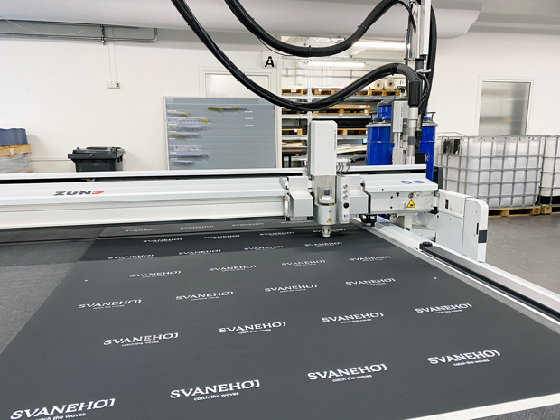 Cutting plotter at Induflex cutting rubber in circles