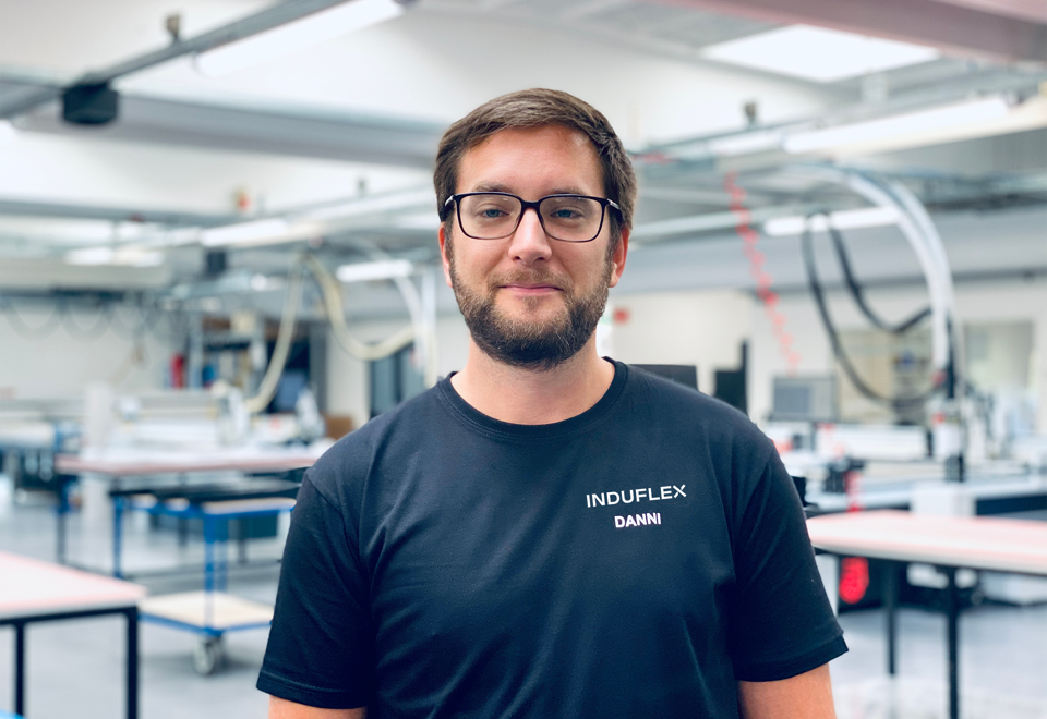 Danni arbejder som industritekniker i vores laserafdeling, hvor han løser mange alsidige opgaver.