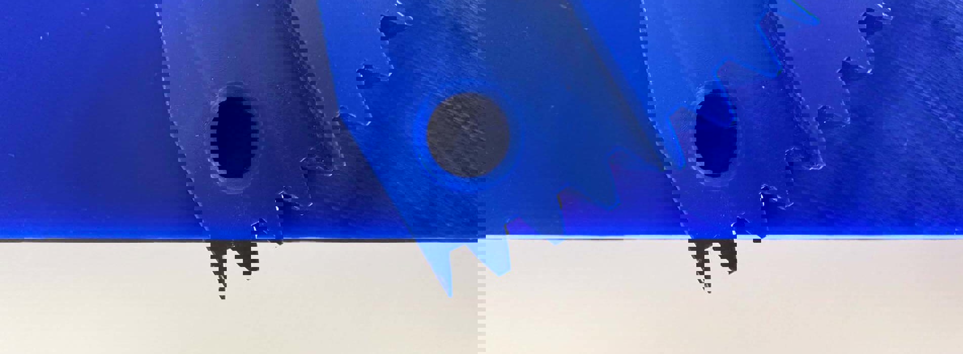 To blå stykker af fødevaregodkendt POM