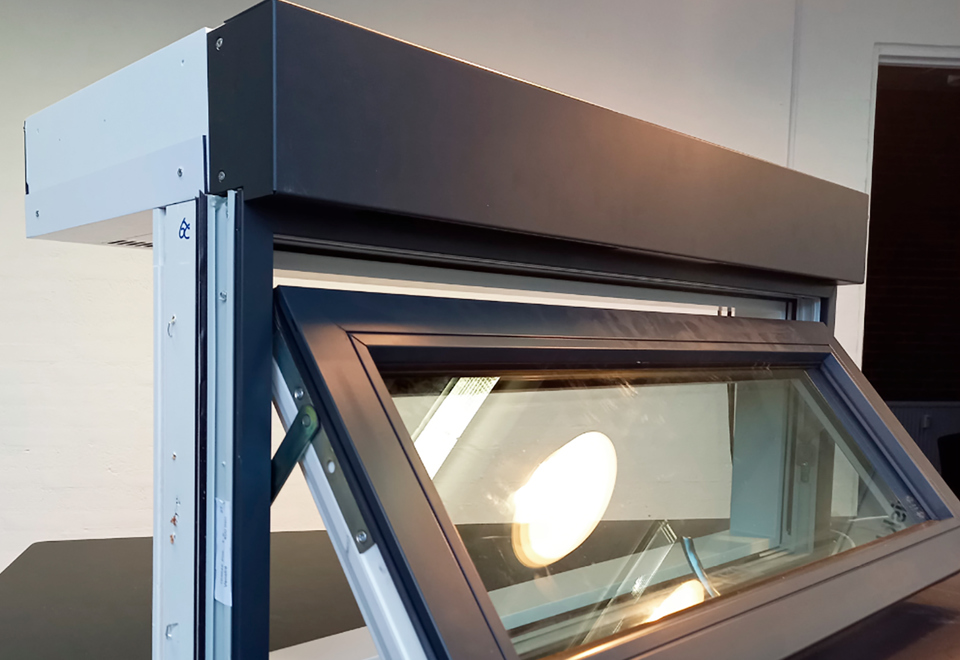 Vindue med indbygget ventilationssystem