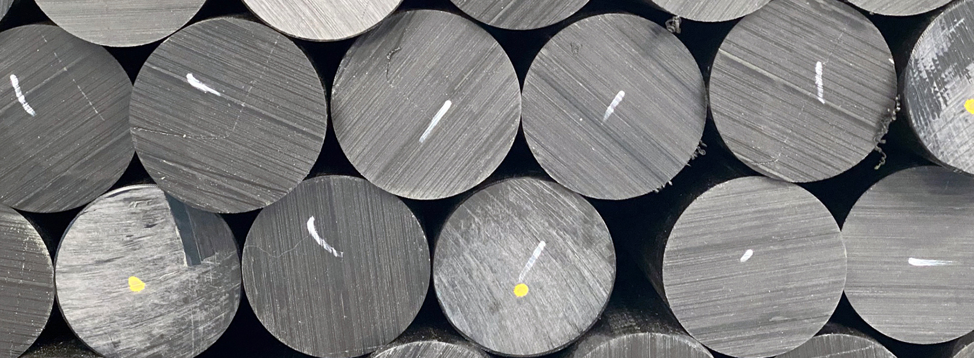 Plaststænger i sort POM på Induflex' lager i Støvring