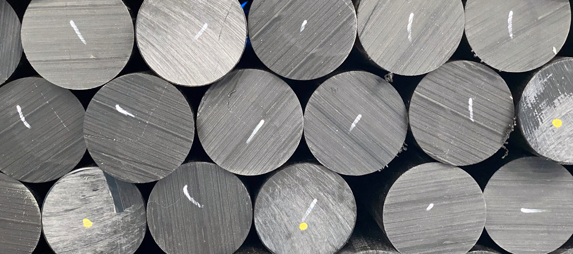 Plaststænger i sort POM på Induflex' lager i Støvring