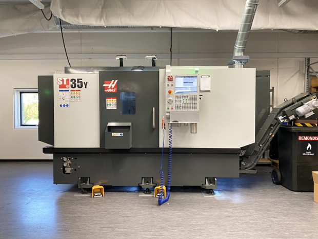 CNC-drejebænk i værkstedet hos Induflex