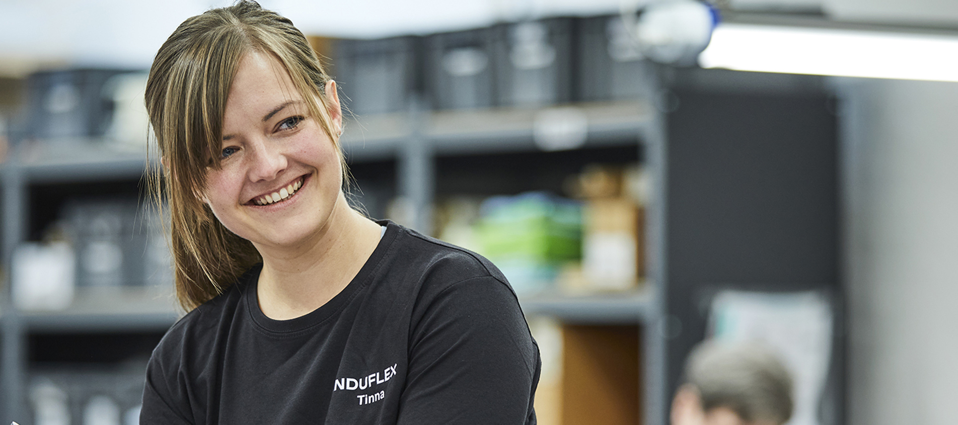 Montagemedarbejder er klar til at hjælpe med at give det sidste finish