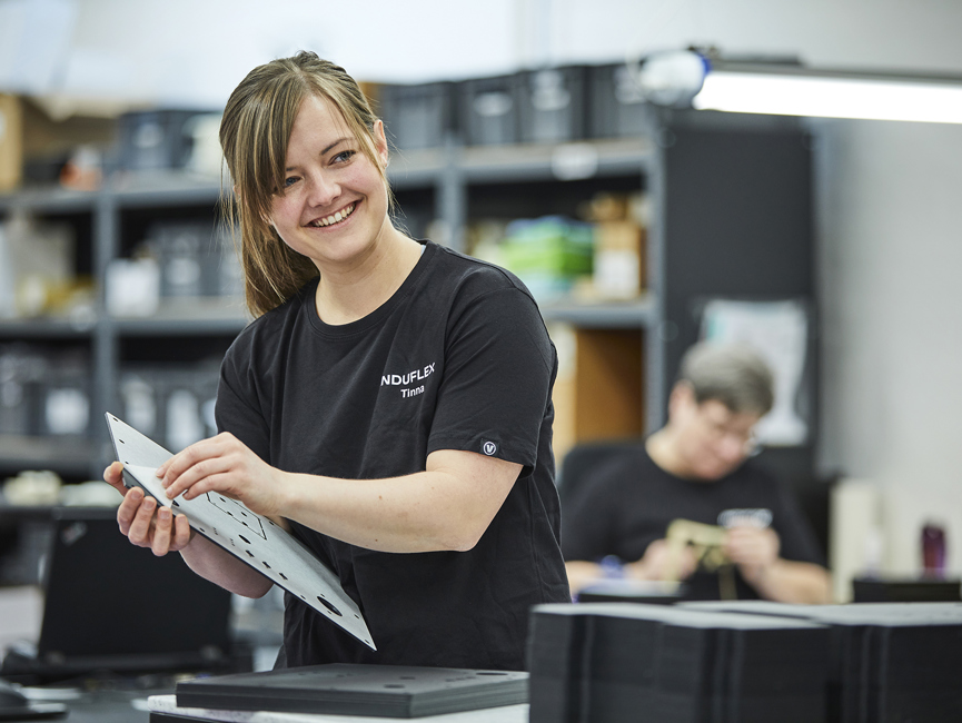 Montagemedarbejder er klar til at hjælpe med at give det sidste finish