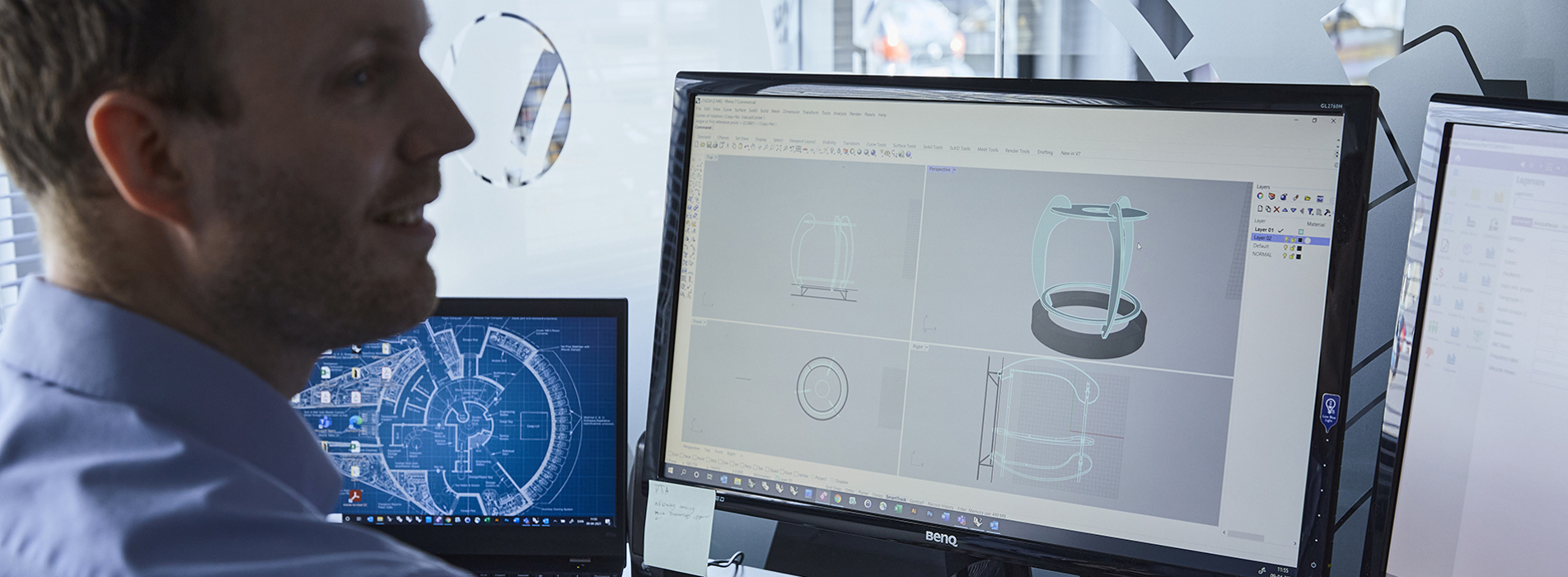 Konstruktør arbejder på design af komponenter til en lampe