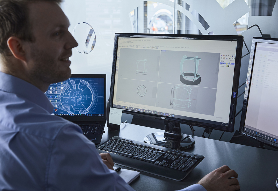 Konstruktør arbejder på design af komponenter til en lampe