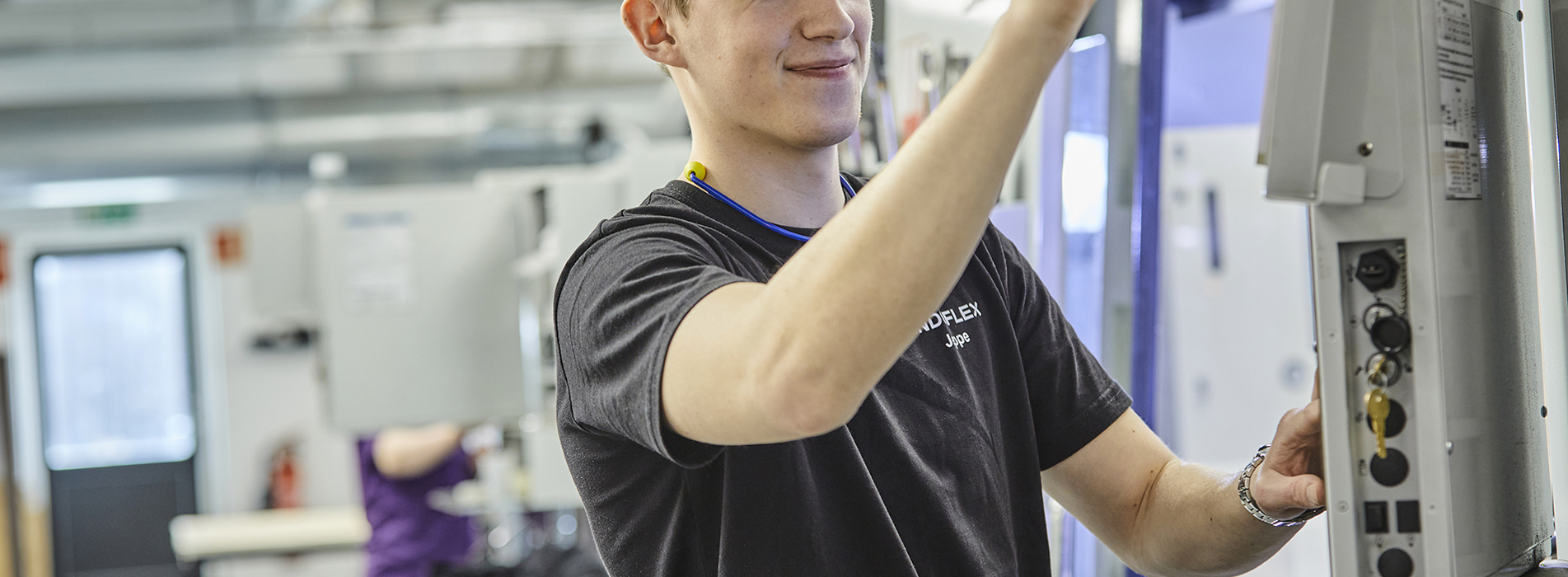 Industritekniker hos Induflex indstiller CNC-fræser i produktionen