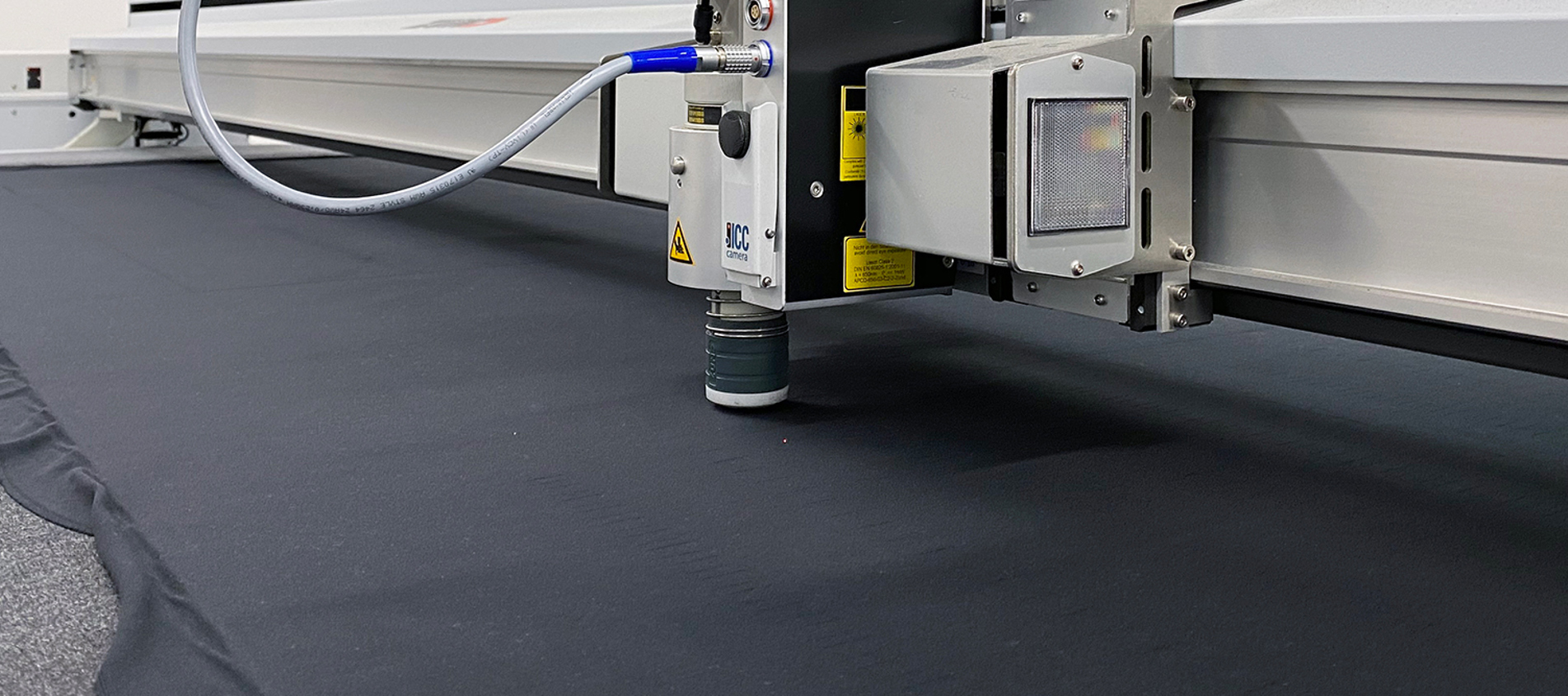 Skæreplotter hos Induflex skærer mønstrer i sort neoprendug