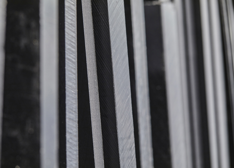 Plader af sort teknisk plast i reol på Induflex' lager i Støvring