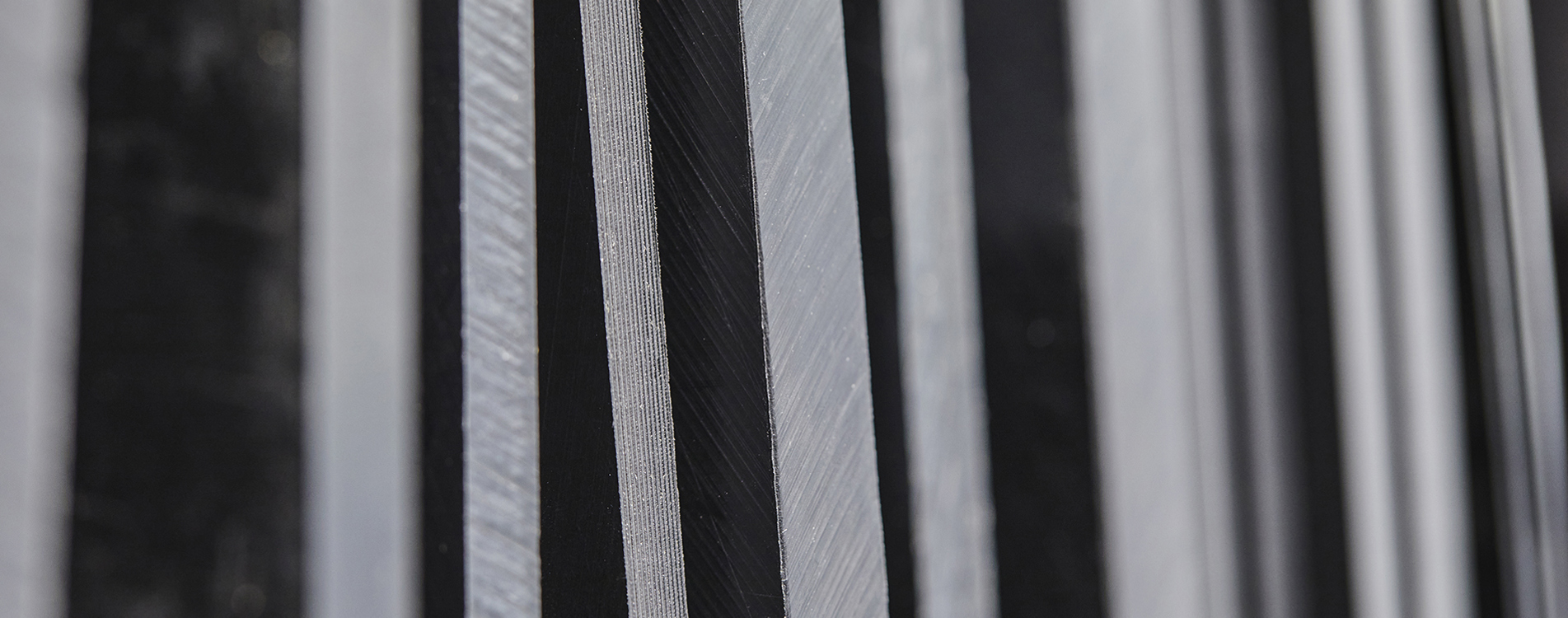 Plader af sort teknisk plast i reol på Induflex' lager i Støvring