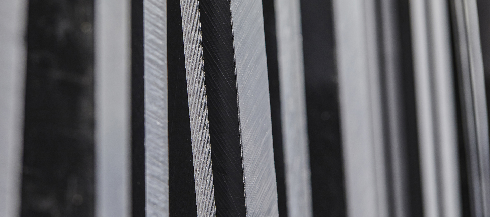 Plader af sort teknisk plast i reol på Induflex' lager i Støvring