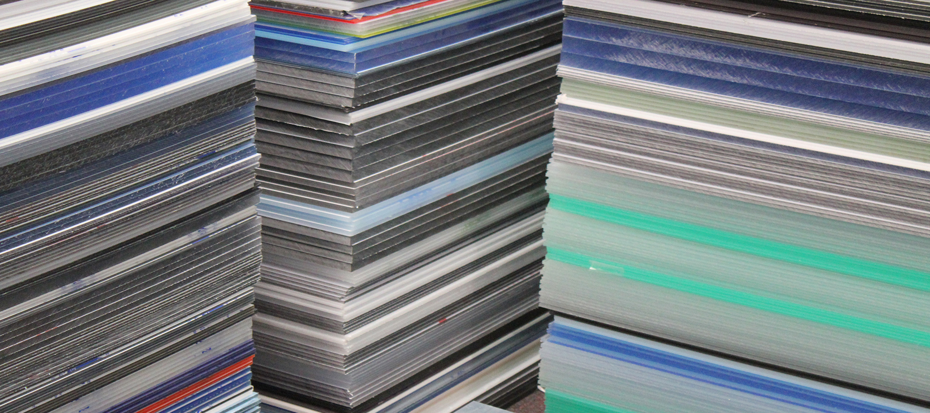 Plader af mange typer plast på Induflex' automatiske pladelager