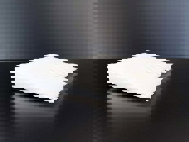 Emne i hvid POM til LSS' etiketteringsmaskiner