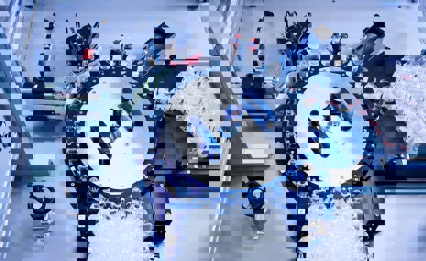 En etiketteringsmaskine fra LSS sætter etiketter på medicin