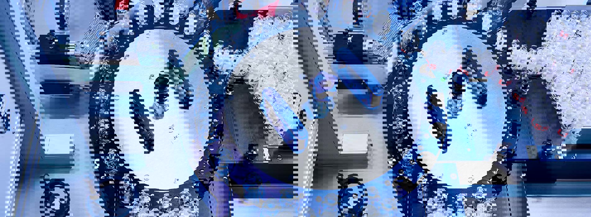 En etiketteringsmaskine fra LSS sætter etiketter på medicin