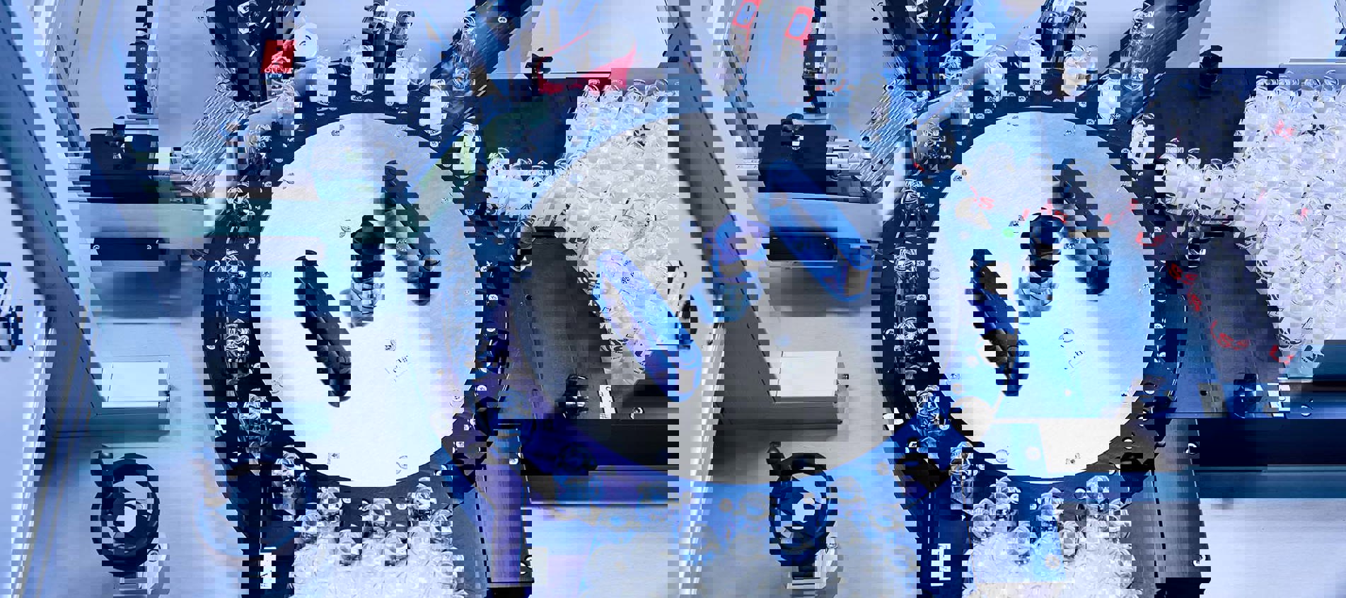 En etiketteringsmaskine fra LSS sætter etiketter på medicin