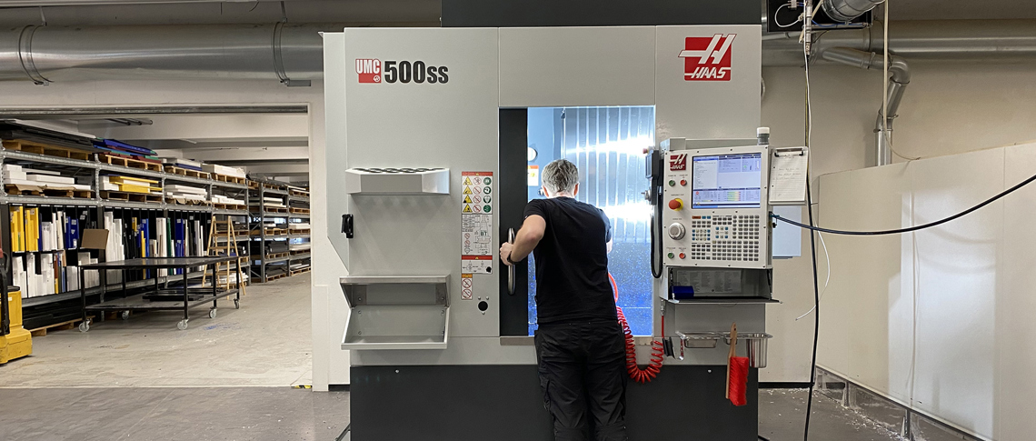 Fem-akset fræser i Induflex' CNC-værksted