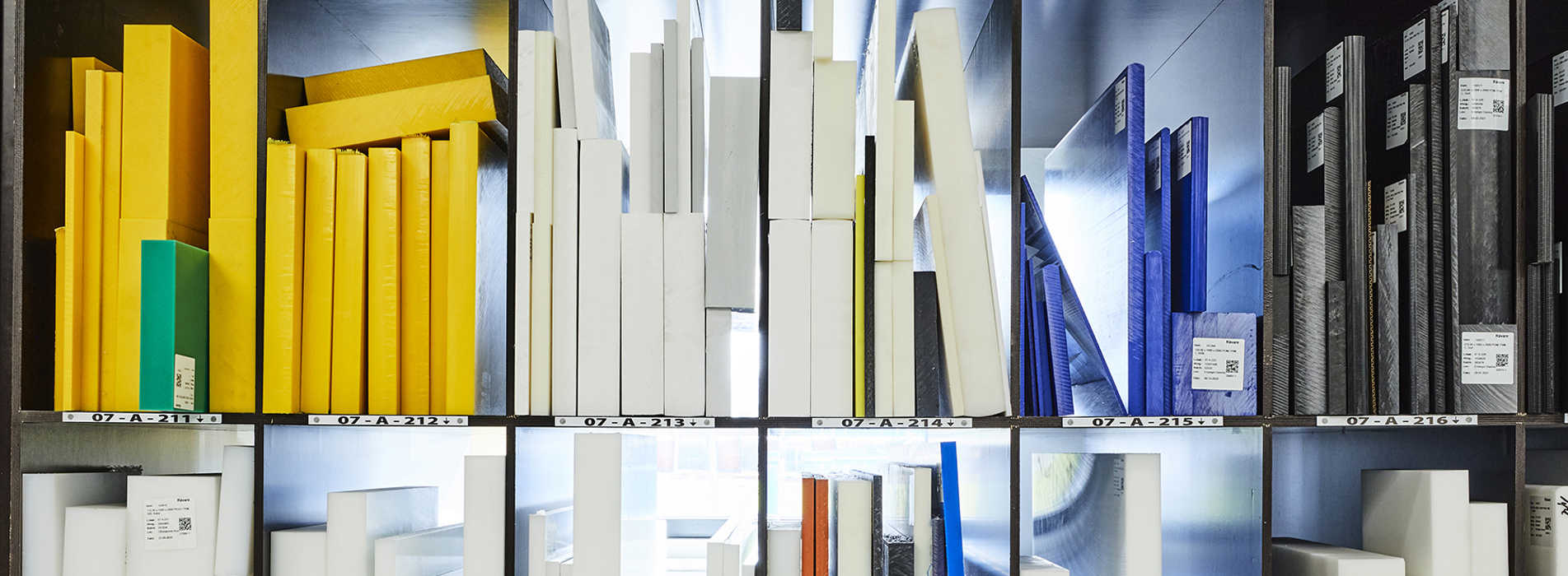 Induflex' lager af plader i teknisk plast i gul, hvid, sort og blå