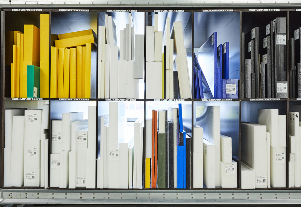 Induflex's inventory of sheets in technical plastics in yellow, white, black and blue