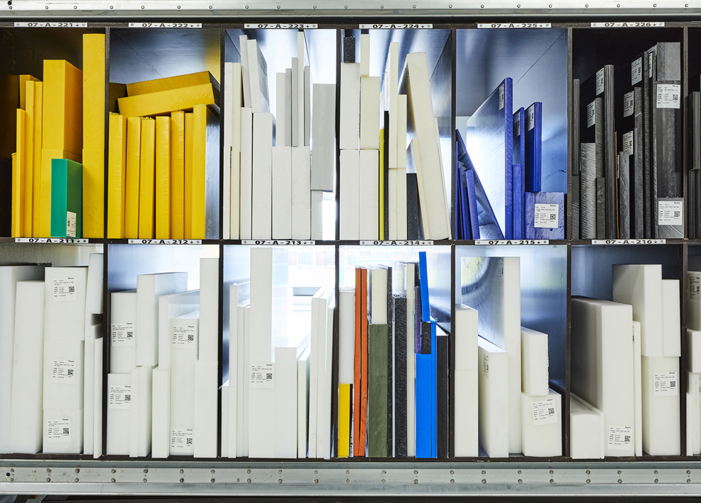 Induflex' lager af plader i teknisk plast i gul, hvid, sort og blå