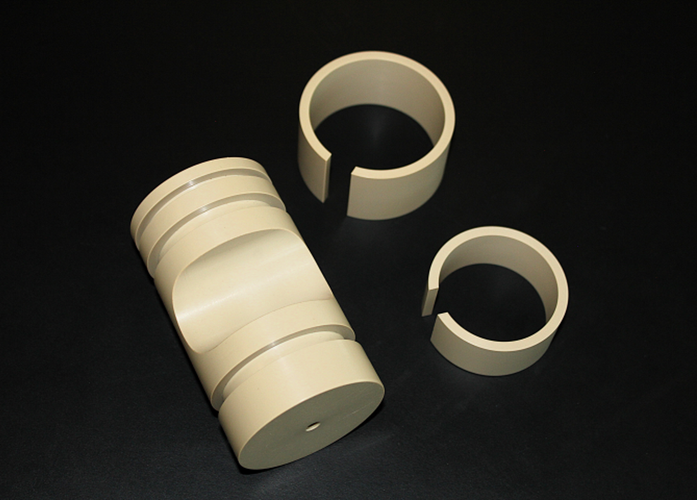 Maskindele i materialet PEEK.