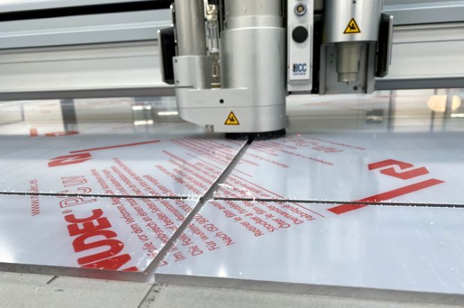 Induflex har to skæreplottere til at skære materialer, såsom polycarbonat