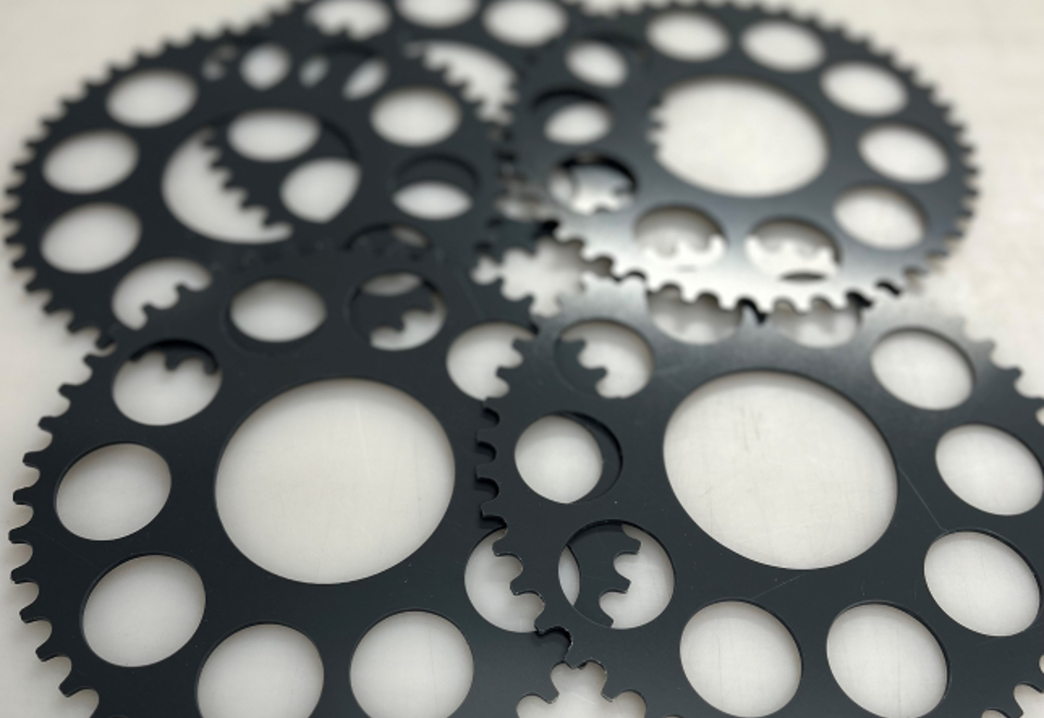 Grå PVC-emner til slibeholder i en større planslibemaskine.