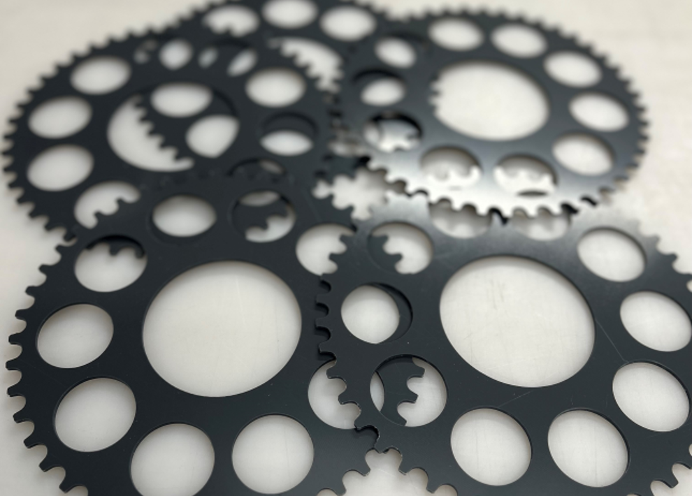 Grå PVC-emner til slibeholder i en større planslibemaskine.