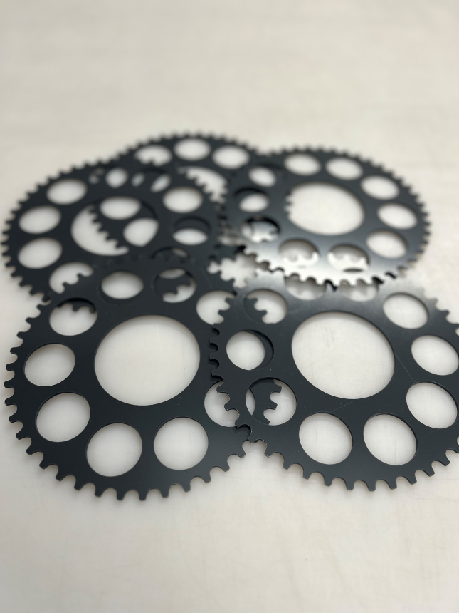 Grå PVC-emner til slibeholder i en større planslibemaskine.